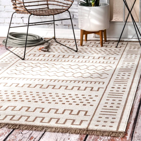 nuLOOM Transitional Native Tribal Indoor/ Outdoor Tassels Area Rug (5& x 8& - Beige)