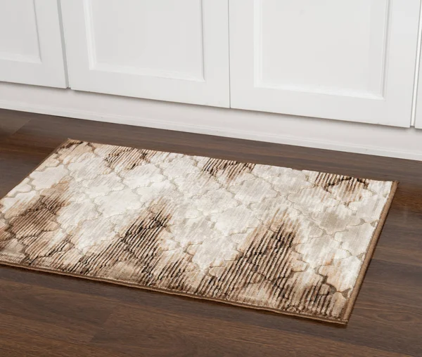 Linon Evolution Trellis 5& x 7&6x22 Zig Zag Rug in Beige and Brown