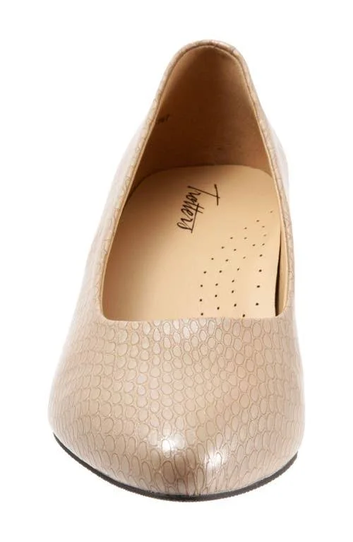 Trotters Women's Kari Pump, Size: 7, Taupe Snake Leather