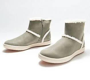 Clarks Womens Step Glow Rose Flat Heel Winter Boots, 9 Wide, Green