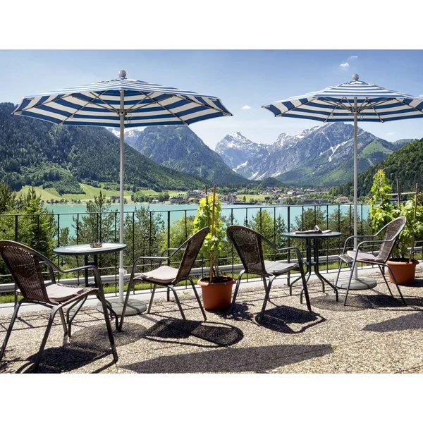 California Umbrella Venture 7.5' Silver Market Umbrella in Spa
