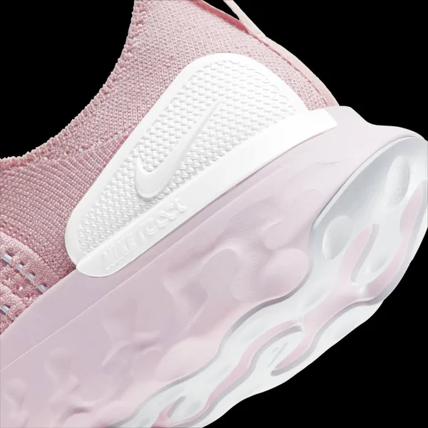 Nike Women's React Phantom Run Flyknit 2 Running Shoes, Pink