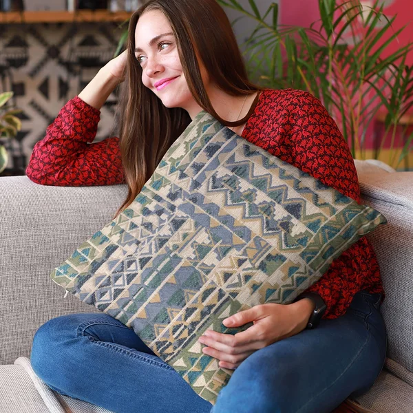 Plutus 20x22 x 30x22 Pyramids Border Luxury Throw Pillow in Blue